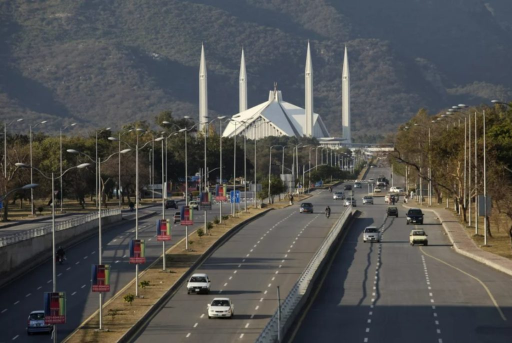 Faisal Mosque in front of the Margalla Hills 