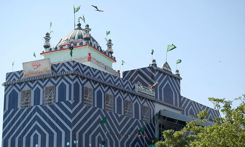 this is an image of Abdullah shah ghazi shrine Clifton, Karachi