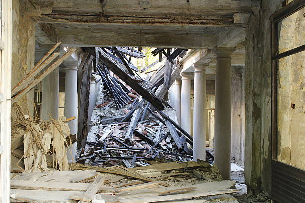 تباہ شدہ عمارت اور ملبہ