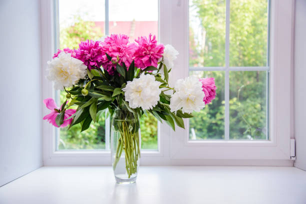 سفید اور گلابی رنگ کے پھولوں کا خوبصورت گلدستہ