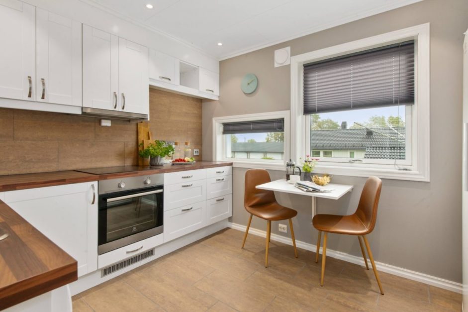 You don't always have to match colours when choosing a backsplash