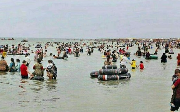 people swimming in the thatta keenjhar lake