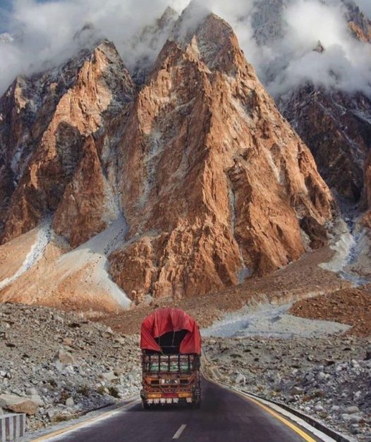 Breathtaking scenery on the way to Khunjerab Pass