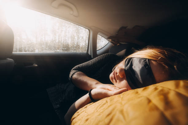 آنکھوں پر ماسک لگائے کار میں سوتی ایک خاتون