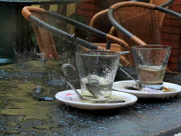 مون سون، خوشگوار موسم میں حفاظتی تدابیر بھی ضروری بارش کے موسم میں میز پر رکھے چائے کے دو خالی کپ