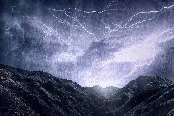 پہاڑوں پر تیز بارش اور چمکتی آسمانی بجلی