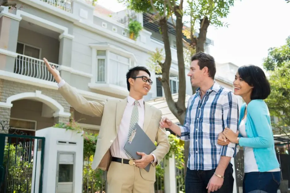 Residential real estate agents deal with residential properties. Residential properties refer to private properties such as buying and selling houses, plots, condos, farmhouses, and apartments.