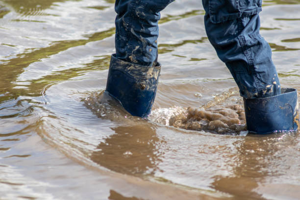 سیلابی پانی میں چلتے ہوئے ایکمتاثرہ شخص