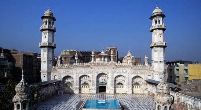exterior view of masjid mahabbat khan 