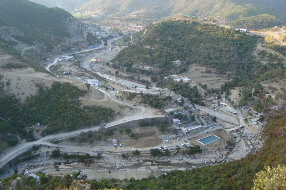 Apart from the numerous restaurants lined up in Shahdara Valley, there is one unique restaurant named Hidden Terrace.
