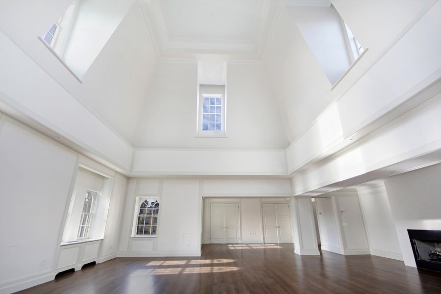 Picture showing a room with high ceilings