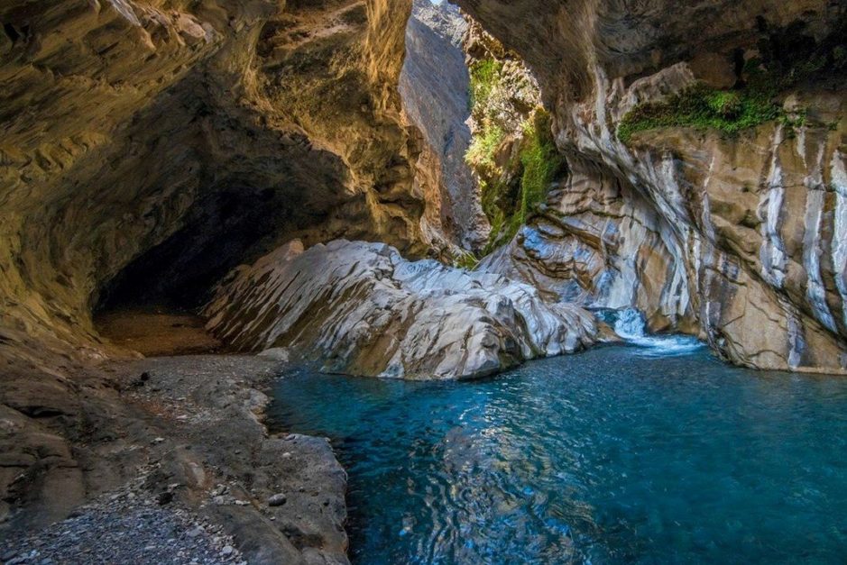 Moola Chotok oasis surrounded by mountains