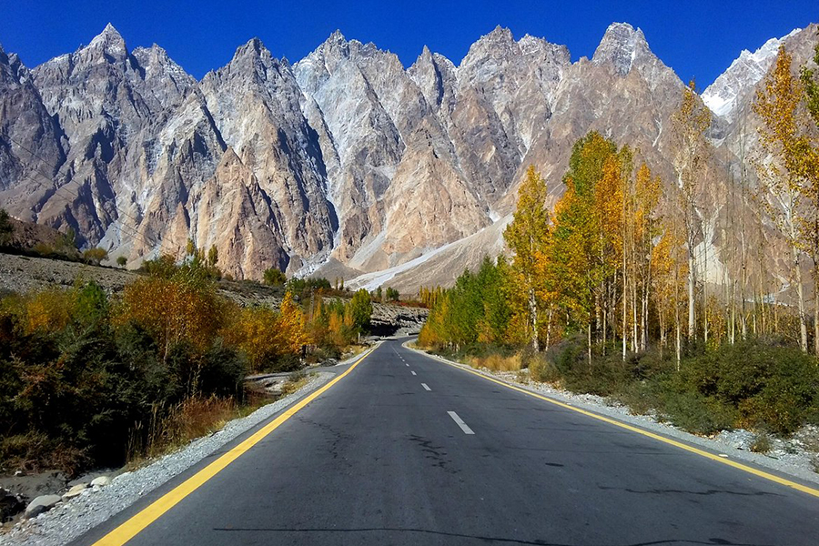 Road to Passu Cones