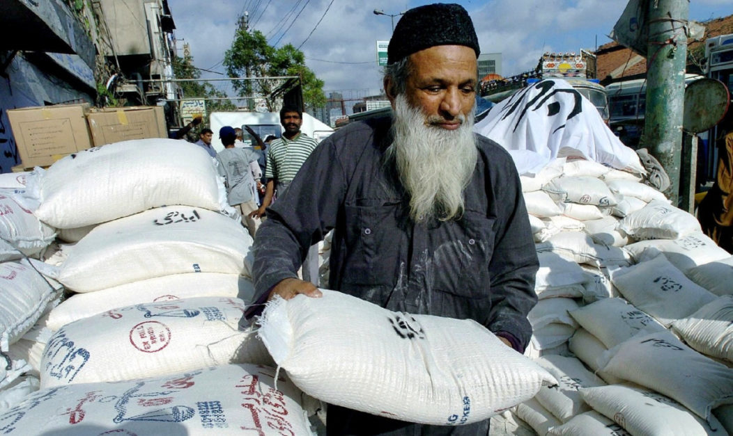 Abdul-Sattar-Edhi is distributing Aid to refugees