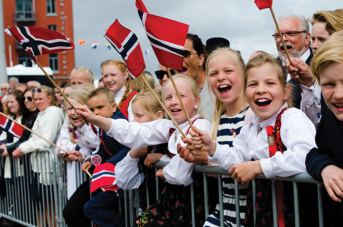 Kids holding Norway flags