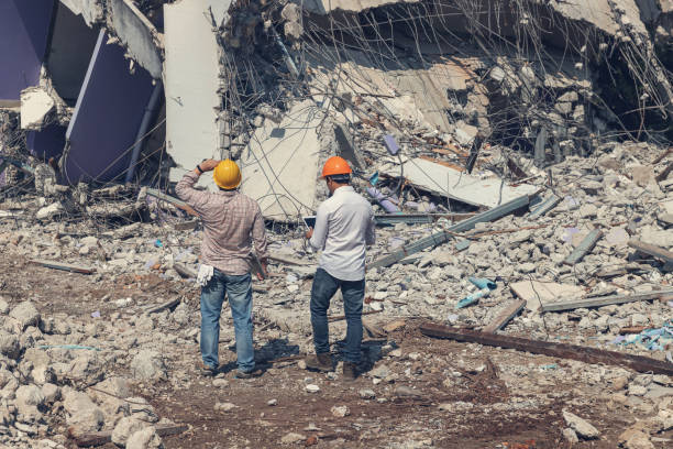 ہولناک زلزلے کے بعد امدادی کاروائیوں میں مصروف مزدور