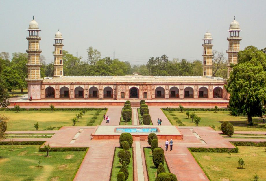 Graana.com brings you a detailed overview of tomb of Jahangir, architectural marvel.