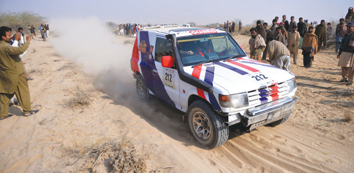 spectators at cholistan jeep rally