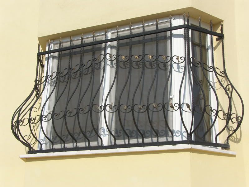 curved-patterned-window-grill 