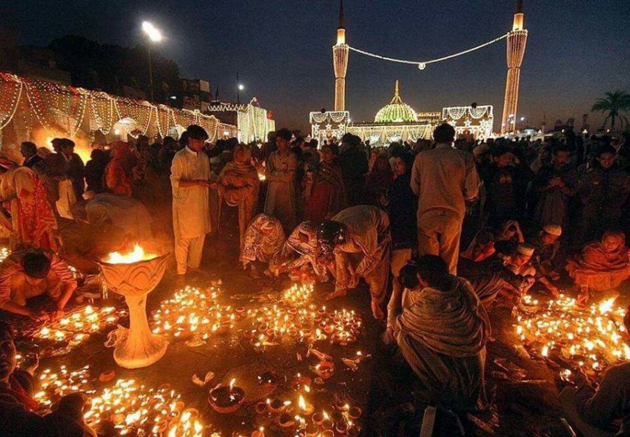 devotees celebrating urs at data darbar