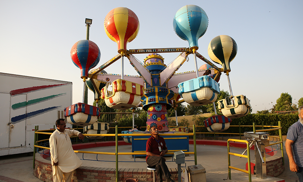 parachute ride at chunky monkey karachi