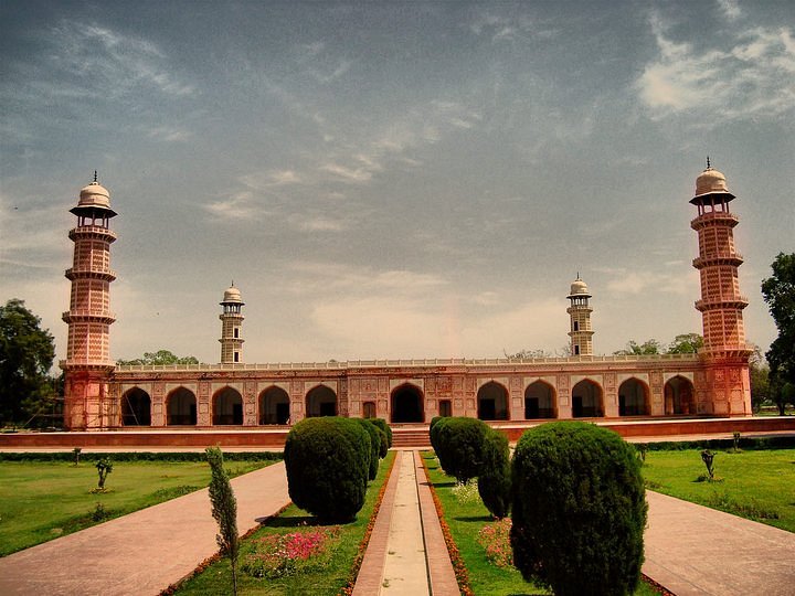 Graana.com brings you a detailed overview of tomb of Jahangir, architectural marvel.