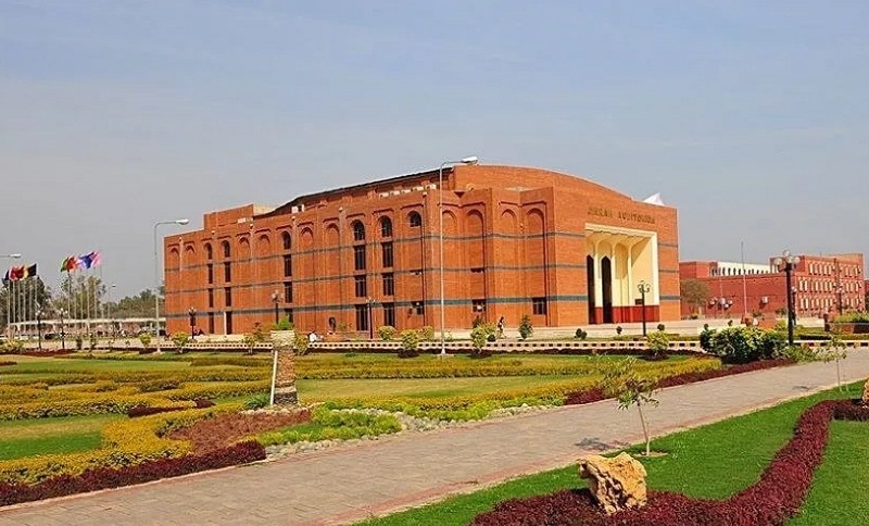 Lawn and the building of BZU Multan