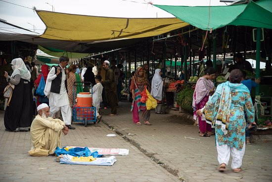 Shoppers shopping in Sunday Market