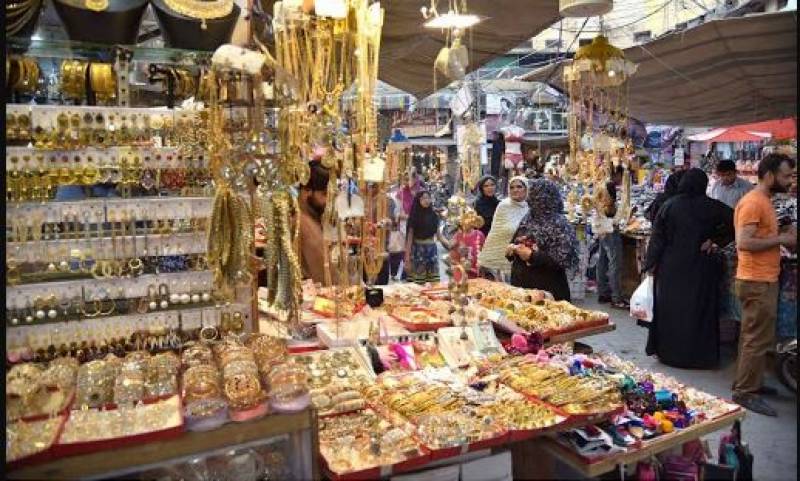 women buying jewellery at moon market