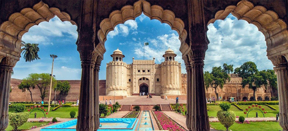 The ancient entry is situated such that it looks out upon the Maryam Zamani Mosque