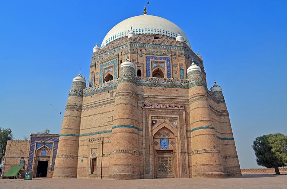 shah rukn e alam exterior view