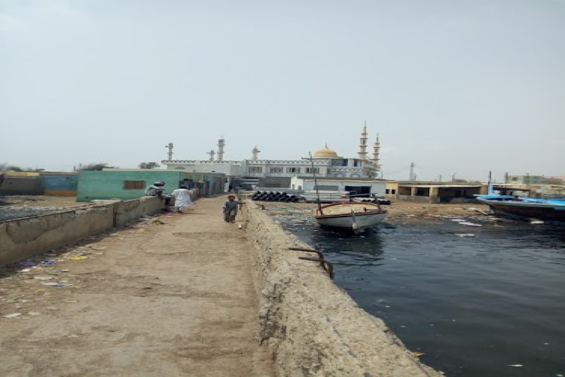 A masjid located on Shamspir Island with some boats nearby