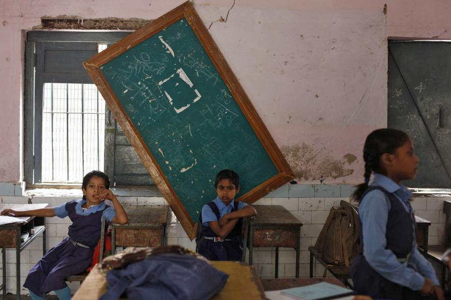 kids in a classroom with poor infrastructure