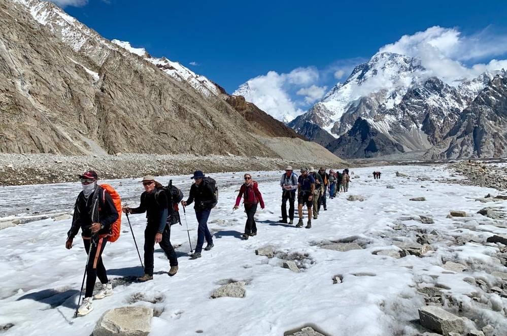 trekkers trekking to baltoro glaciers concordia