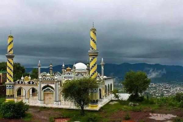 a beautiful white mosque in kotli azad kashmir