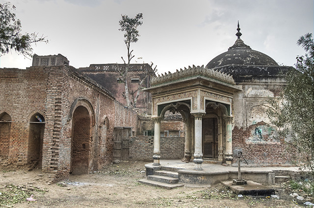 abandoned hindu temple in bhera