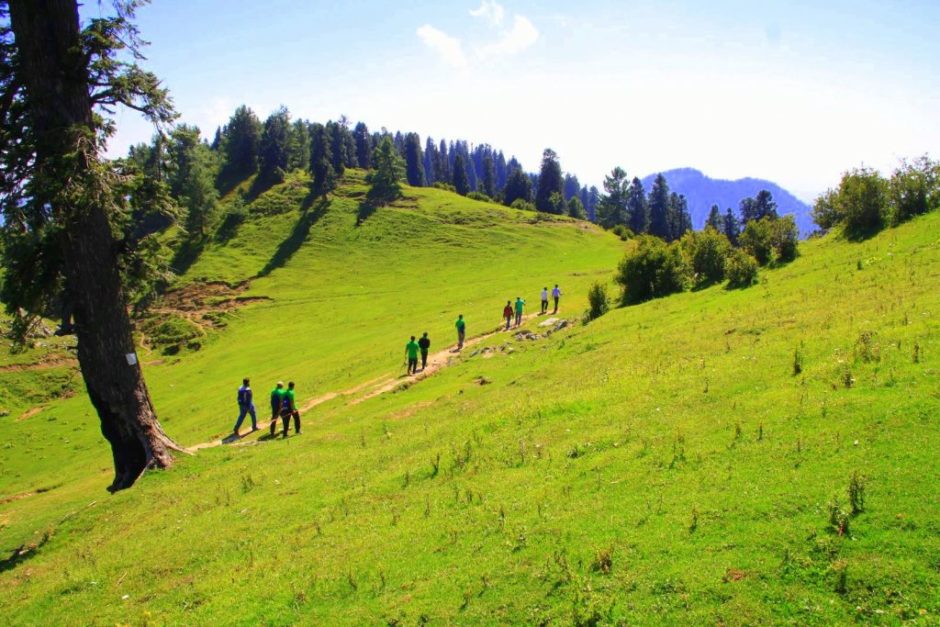 hikers hiking towards mushkpuri peak