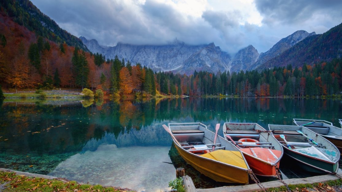 boats parked in a Banjosa-Lak