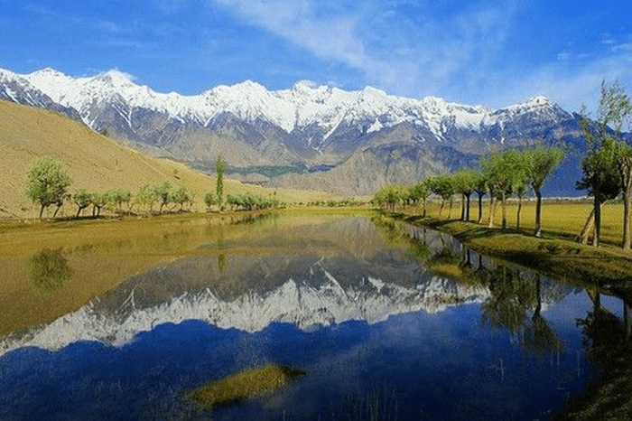 katpana lake is one of the most beautiful lakes in pakistan