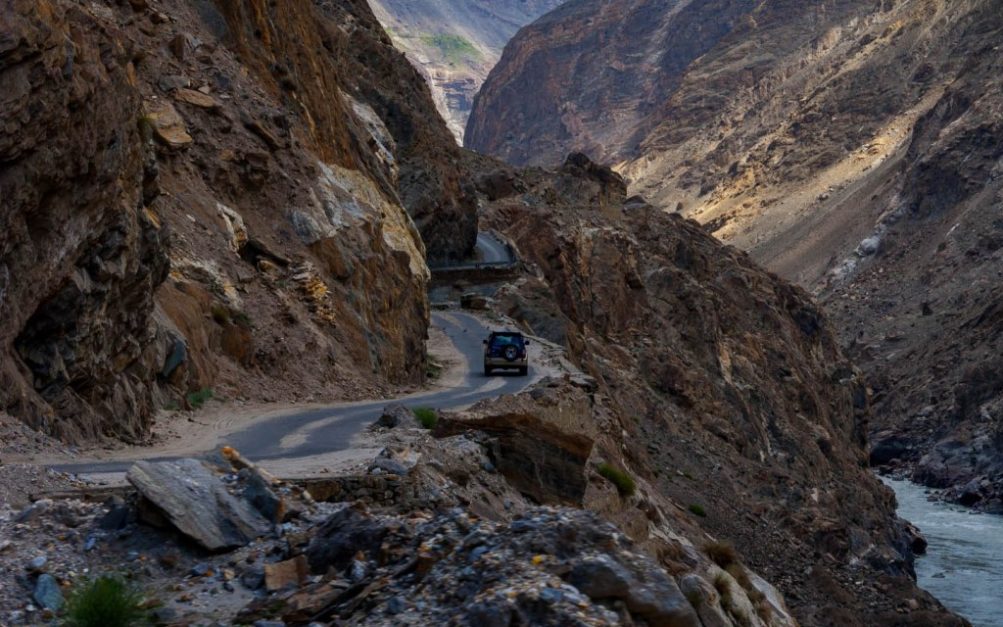 narrow and sharp turn at karakoram highway