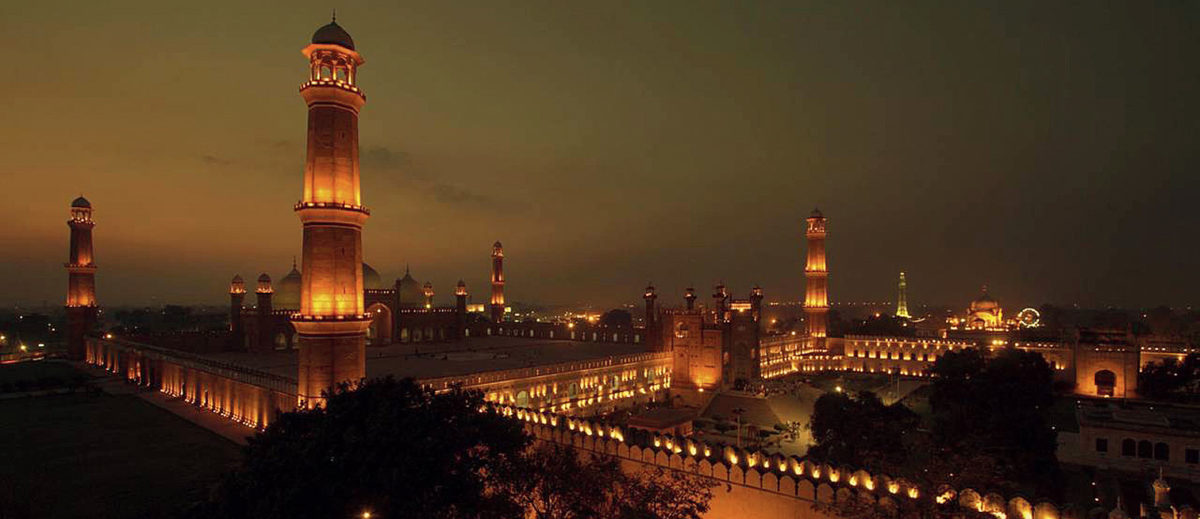 badshai mosque at night