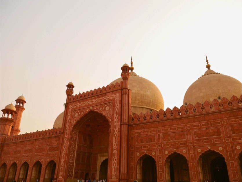 the tour buses for badshahi mosque