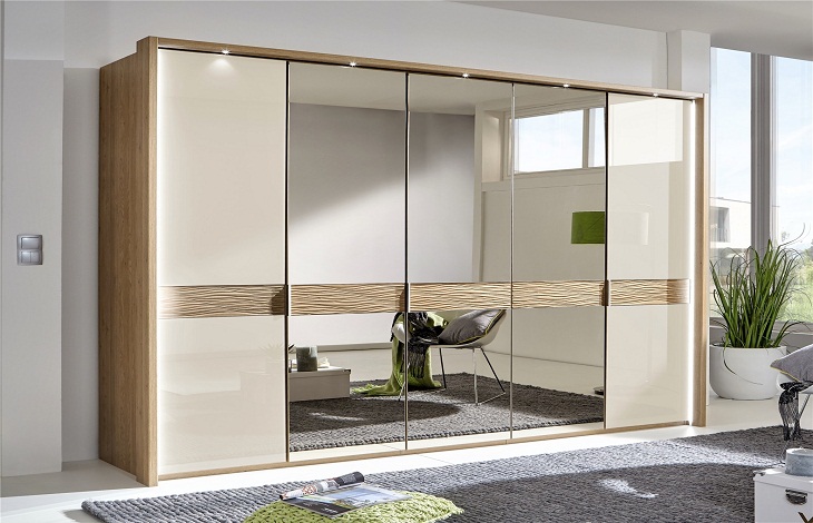 Mirrored cupboard