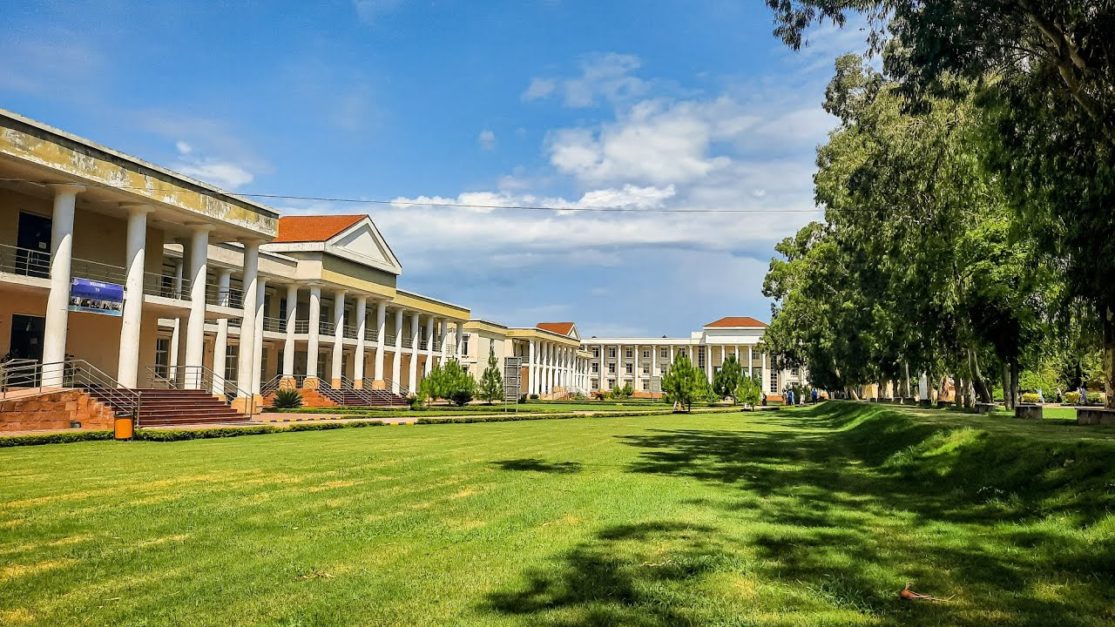 Building and lawn of University of Haripur