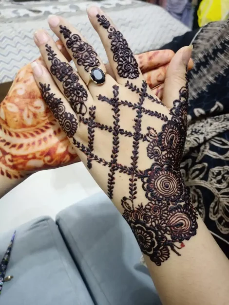 A mehndi art by Henna by Neezah