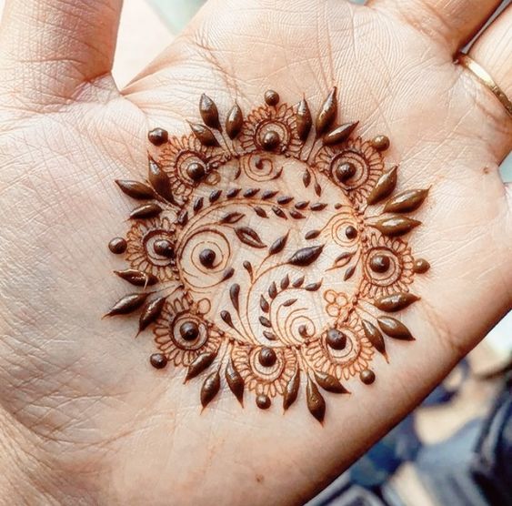 beauty of minimalism in mehndi 